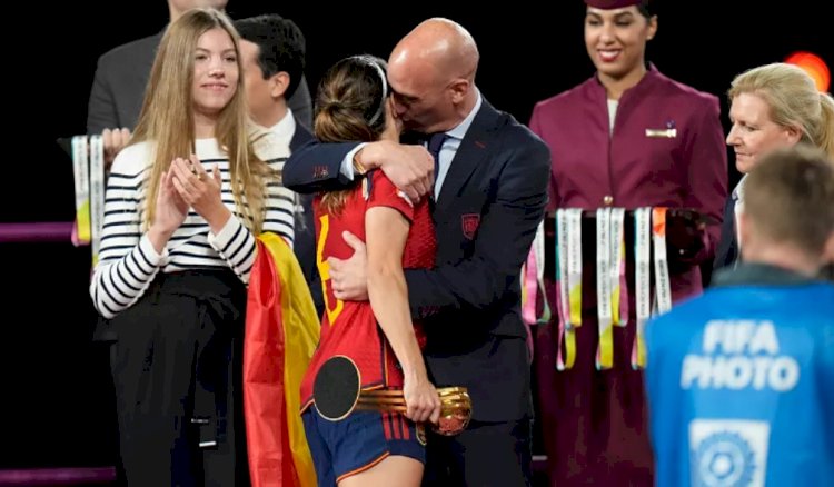 Kadın futbolcuyu dudağından öpen İspanya Futbol Federasyonu Başkanı eleştiri konusu oldu