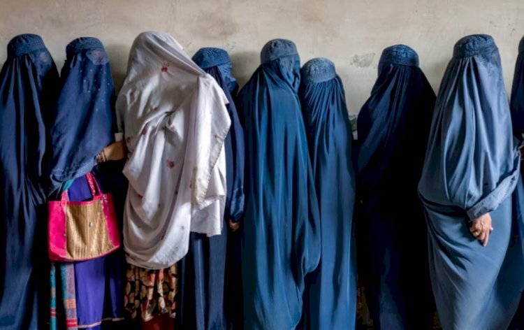 Taleban üniversite öğrenimi için Dubai'ye gidecek 100 Afgan kadının uçağa binmesini engelledi