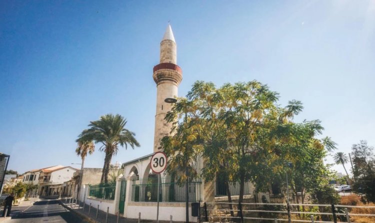 Güney Kıbrıs'ta provokasyon: Camiye molotof kokteylli saldırı
