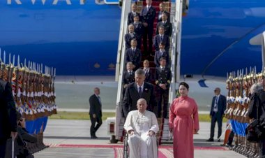Papa Francis, bin 450 kişilik Katolik cemaatini ziyaret için Moğolistan'da