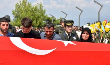 Pençe şehidi son yolculuğuna uğurlandı... Babaya son bakış