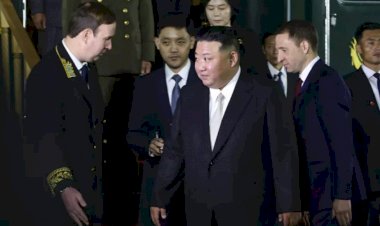 Putin, Kuzey Kore lideri Kim Jong Un'ı uzay üssünde karşıladı