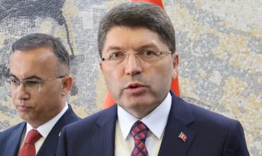 Adalet Bakanı başka bir ülkede yaşıyor