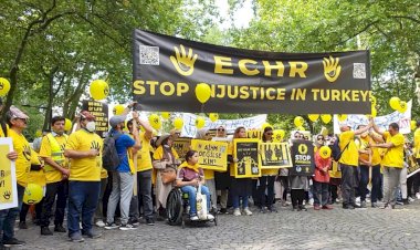 AİHM önünde protesto: 'Türkiye'de yaşanan hukuksuzluk için harekete geçin'