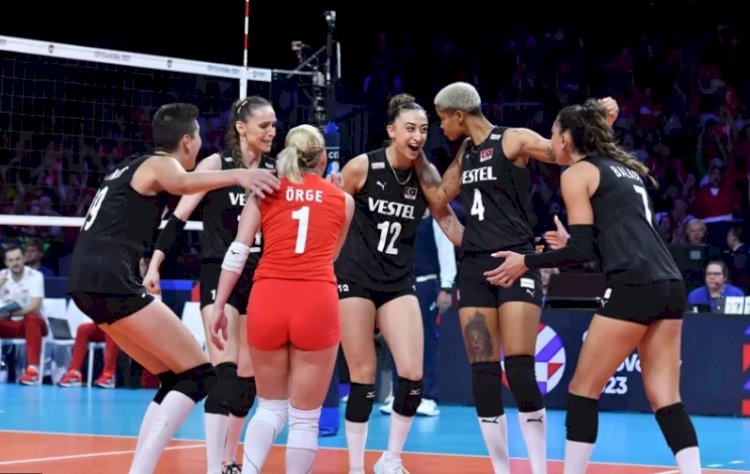 Türkiye Avrupa Kadınlar Voleybol Şampiyonası'nda yarı finalde son şampiyon İtalya ile karşılaşacak
