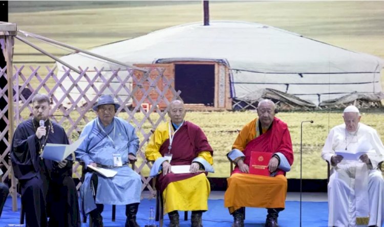 Moğolistan'ın dini çeşitliliği vurgulayan Papa Francis, şaman ve rahiplerle bir araya geldi