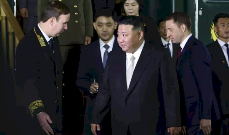 Putin, Kuzey Kore lideri Kim Jong Un'ı uzay üssünde karşıladı