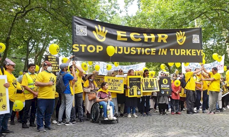 AİHM önünde protesto: 'Türkiye'de yaşanan hukuksuzluk için harekete geçin'