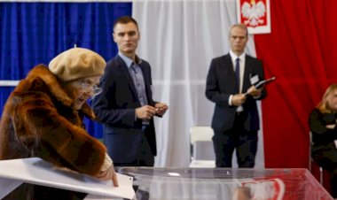 Polonya, sağcı iktidarın geleceğini belirleyecek genel seçim ve referandum için sandık başında