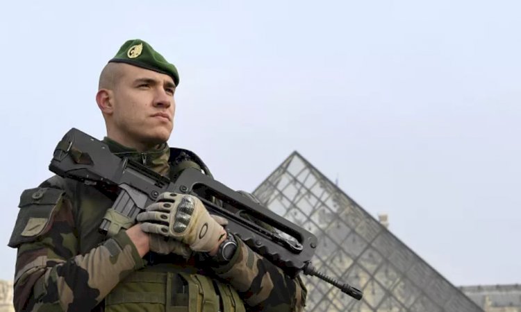 Fransa'da terör alarmı: Louvre Müzesi ve Versailles Sarayı boşaltıldı