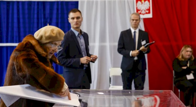 Polonya, sağcı iktidarın geleceğini belirleyecek genel seçim ve referandum için sandık başında