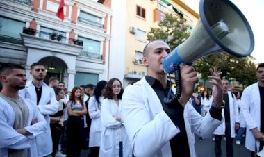 Arnavutluk: Genç doktorların 'kaçışını' engellemek için çıkarılan yasa protesto ediliyor