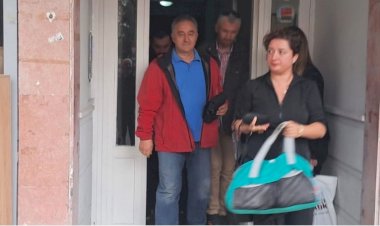 Kapının yanında iki çanta; deprem çantası, hapis çantası...