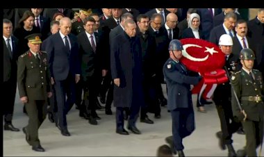 Gazi için Anıtkabir'de resmi tören