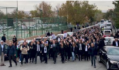 TBB'nin çağrısıyla toplanan avukatlar anayasa kitapçıklarıyla Yargıtay'a yürüdü: 'Bu sadece yargı krizi değil, çok büyük devlet krizi'