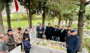 Şehit öğretmen kabri başında anıldı