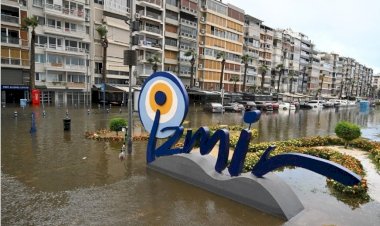 İzmir'de Şiddetli Yağış: Cadde ve Sokaklar Göle Döndü, Tunç Soyer Avrupa'da!