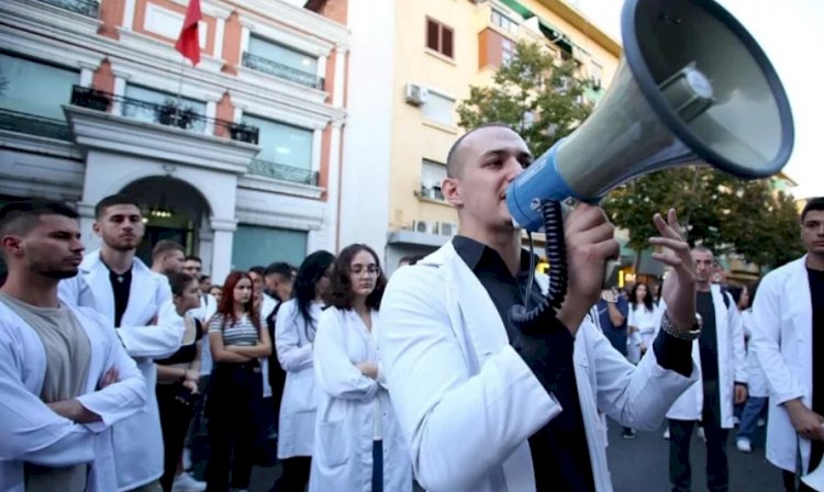 Arnavutluk: Genç doktorların 'kaçışını' engellemek için çıkarılan yasa protesto ediliyor