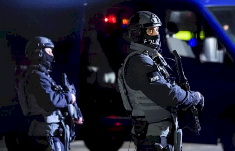 Hamburg Havalimanı'nda 4 yaşındaki çocuğunu rehin alarak aprona giren Türk baba gözaltında
