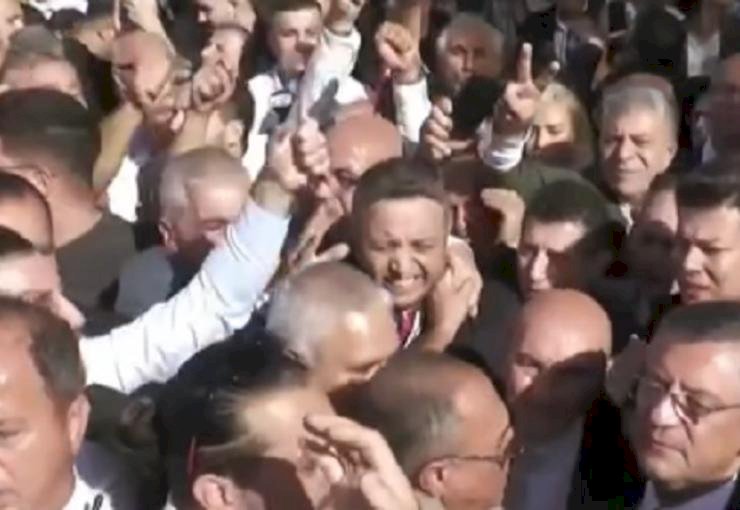 CHP İzmir'den Özgür Özel'e karşılama