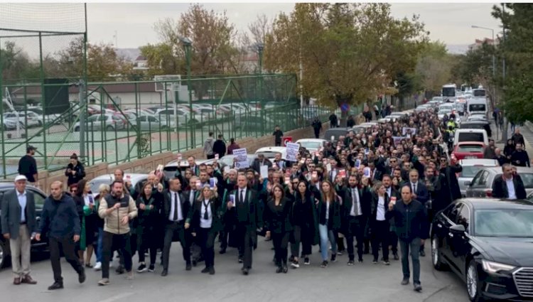 TBB'nin çağrısıyla toplanan avukatlar anayasa kitapçıklarıyla Yargıtay'a yürüdü: 'Bu sadece yargı krizi değil, çok büyük devlet krizi'