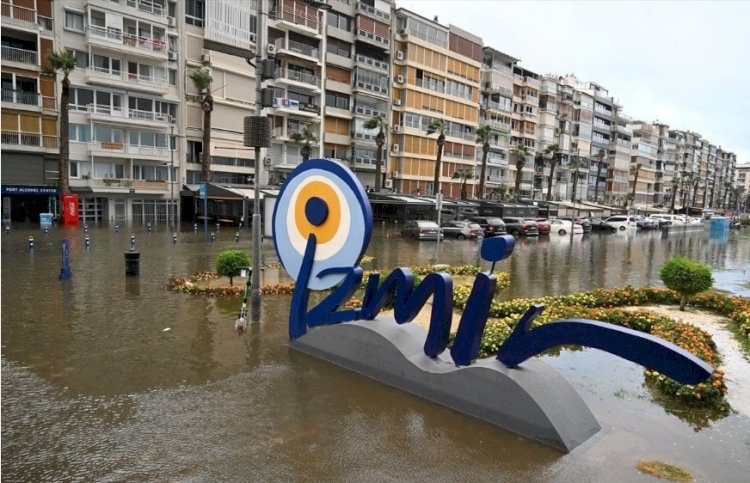 İzmir'de Şiddetli Yağış: Cadde ve Sokaklar Göle Döndü, Tunç Soyer Avrupa'da!
