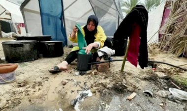 Gazze krizi: Derme çatma, ıslak bir çadırda yaşayan 14 kişilik aile