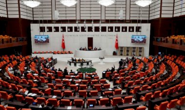 TBMM'de "ana dil" tartışması | İYİ Partili katip üye Yasin Öztürk, divanı terk etti