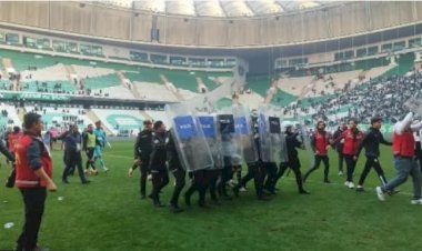 Bursaspor - Diyarbekirspor maçında olaylar: 5 kırmızı kart, en az bir gözaltı