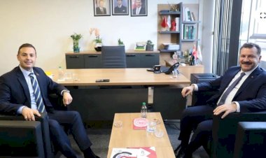 CHP Adayı Ahmet Akın, AKP Belediye Başkanı Yücel Yılmaz’ı Ziyaret Etti