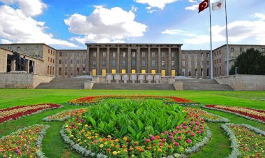 Allah size adaleti, iyilik yapmayı… emrediyor