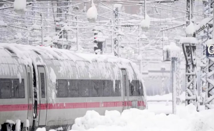Almanya'da kar ve tipi: Münih'te ulaşım durdu