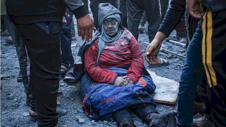 İsrail, Filistinli sivillerin zorla gönderildiği Gazze'nin güneyini vuruyor