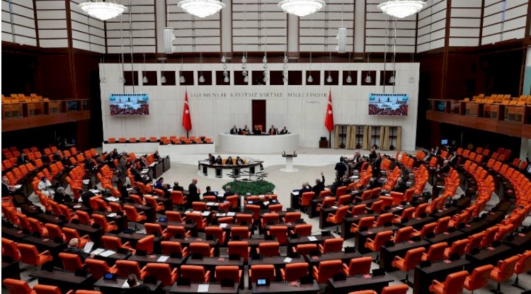 TBMM'de "ana dil" tartışması | İYİ Partili katip üye Yasin Öztürk, divanı terk etti