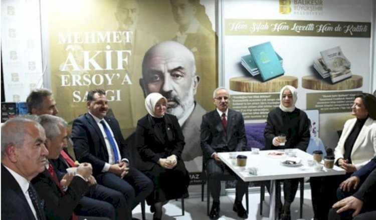 Başkan Yücel'den gençlere "Mehmet Akif Ersoy'a Saygı" Kitabı