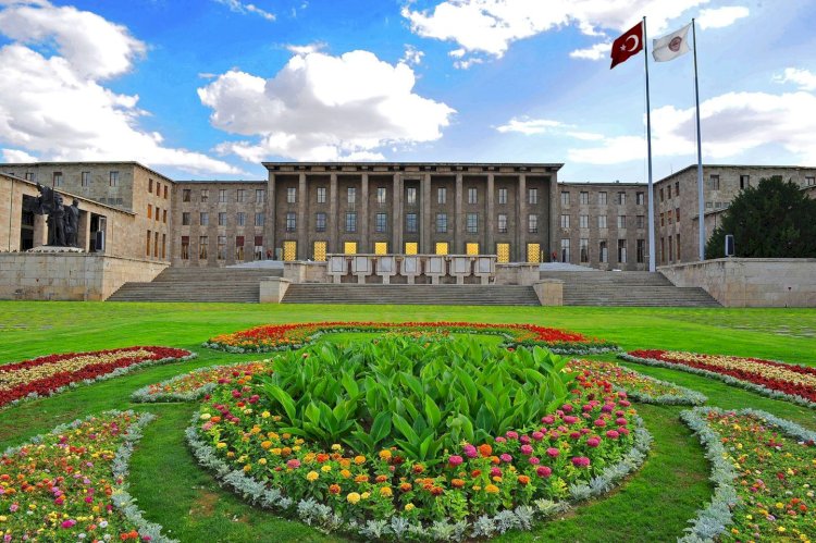 Allah size adaleti, iyilik yapmayı… emrediyor