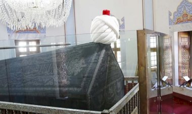 Hilafet Türkiye’nin uhdesindedir.