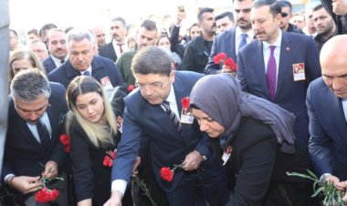 İzmir Adliyesi Şehit Polis Memuru FETHİ SEKİN ve Şehit Mübaşir MUSA CAN’ı unutmadı!