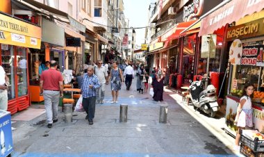 Tarihi Kemeraltı Çarşısı'nda Altyapı Çalışmaları: Yüzyıllık Su Boruları Ortaya Çıktı
