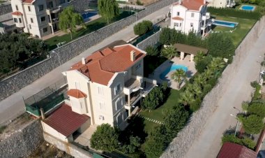 İzmir Bakırçay Üniversitesi Rektörünün kirasını üniversiteye ödettiği havuzlu villada yaşadığı ortaya çıktı