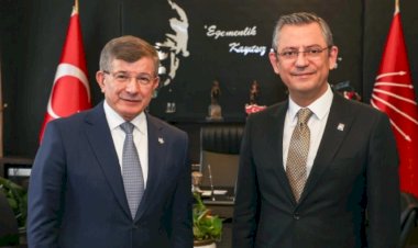 ÖZGÜR ÖZEL VE AHMET DAVUTOĞLU TBMM’DE BİR ARAYA GELDİ