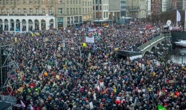 Aşırı sağa tepki: Hamburg'da on binler sokağa döküldü