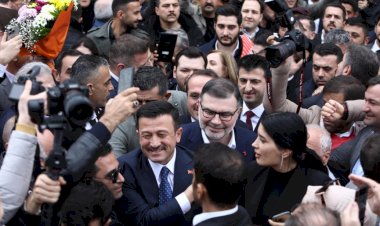 Hamza Dağ İzmir'e Coşkulu Dönüş Yaptı: Büyük Gövde Gösterisi ve Vaatler