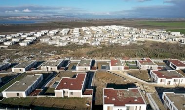 CHP'li belediye uyarılara rağmen binaları şehit mezarlarının üstüne dikti