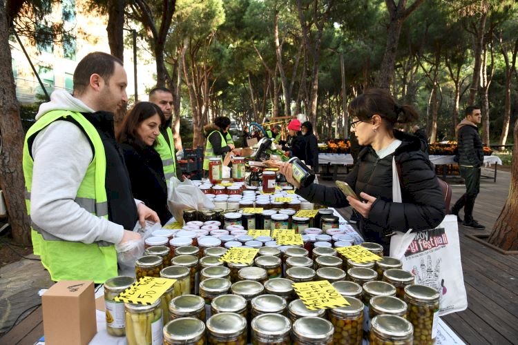 Kadıköy Belediyesi, Depremzedelerin Ürünlerini Dayanışma Pazarında Sunuyor