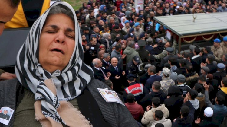 Türkiye kahramanlarına ağlıyor! Şehitlerimize son görev