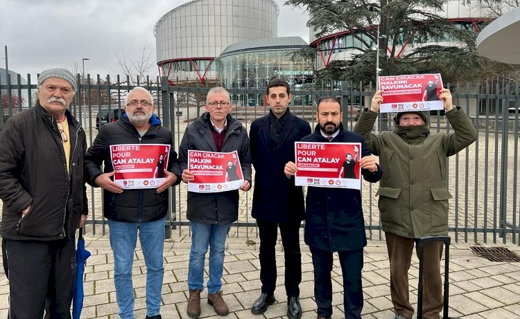 STRASBOURG DEMOKRASİ PLATFORMU'NDAN AİHM ÖNÜNDE CAN ATALAY PROTESTOSU..