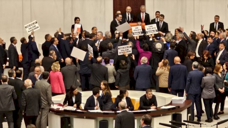 TBMM’de Can Atalay’ın vekilliği protestolar eşliğinde düşürüldü: Şimdi ne olacak?
