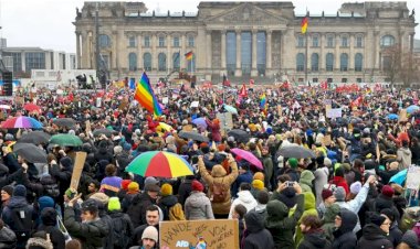 Berlin'de 150 bin kişi aşırı sağcılığa karşı yürüdü