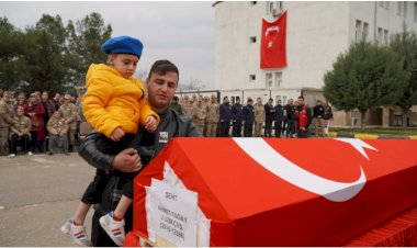 Sözün bittiği fotoğraf! Şehit çocuğunun gözyaşları...